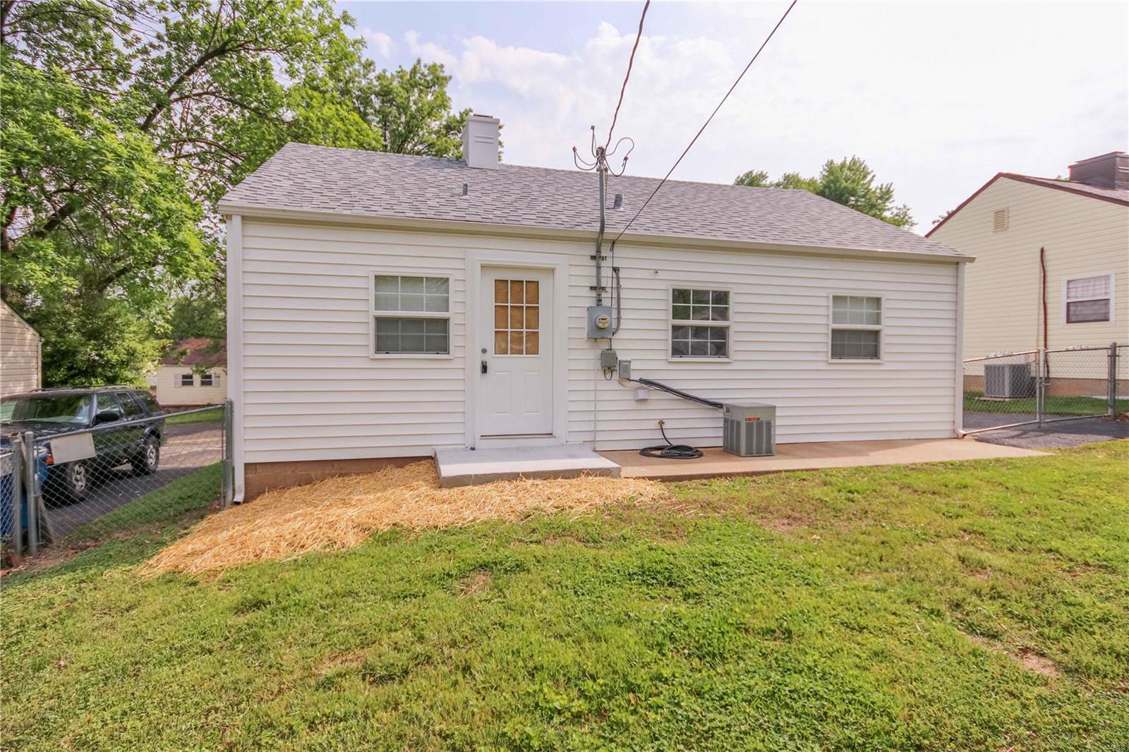 9417 Ridge Avenue St. Louis, MO 63114 - Photo 4 of 26