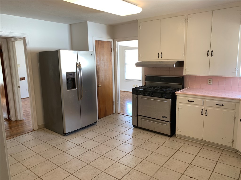606 Hopper Drive Corpus Christi, TX 78411 - Photo 5 of 8 a kitchen with a stove a refrigerator and cabinets