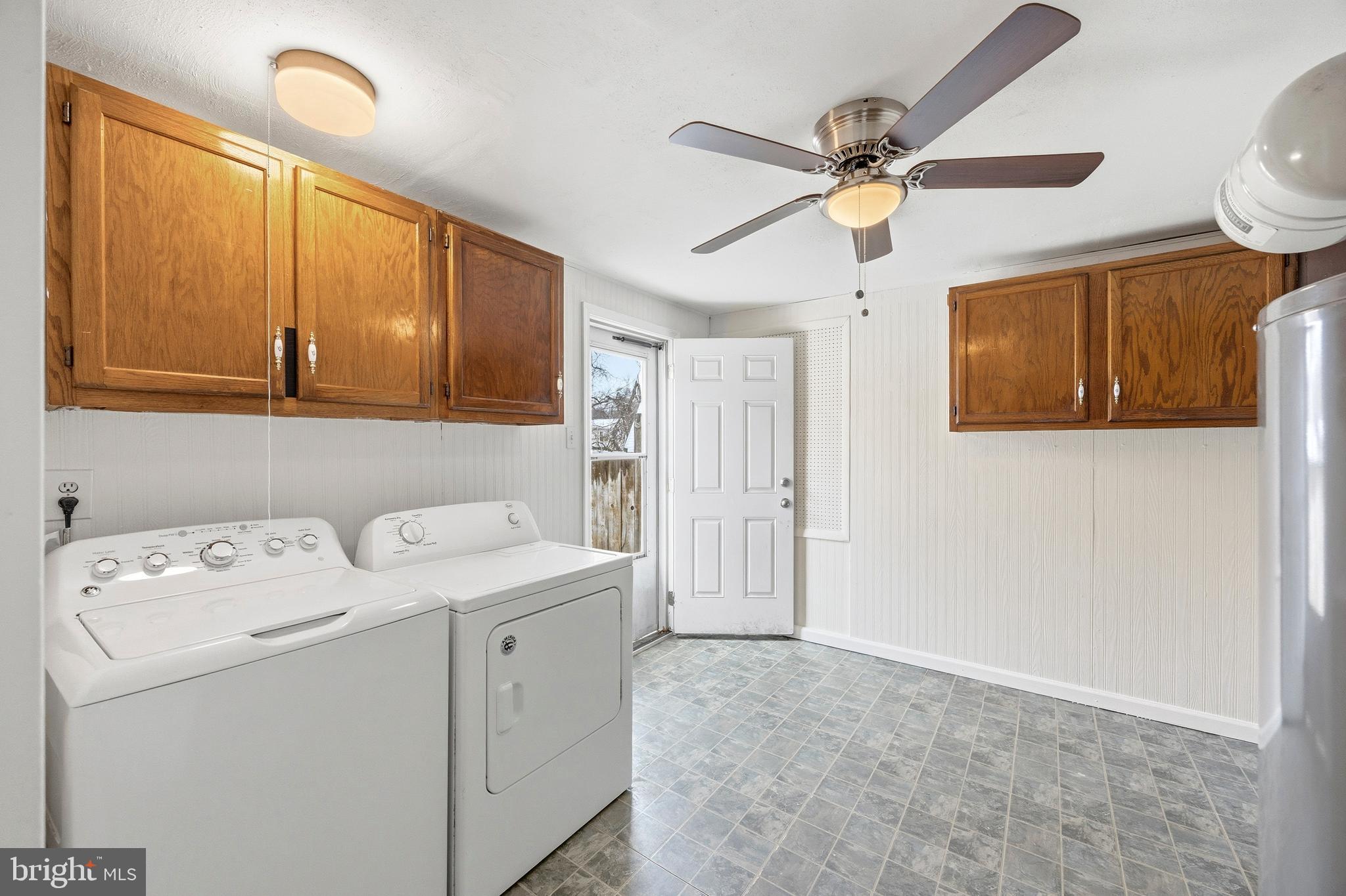652 Chapelview Drive Odenton, MD 21113 - Photo 23 of 50 a utility room with dryer and washer