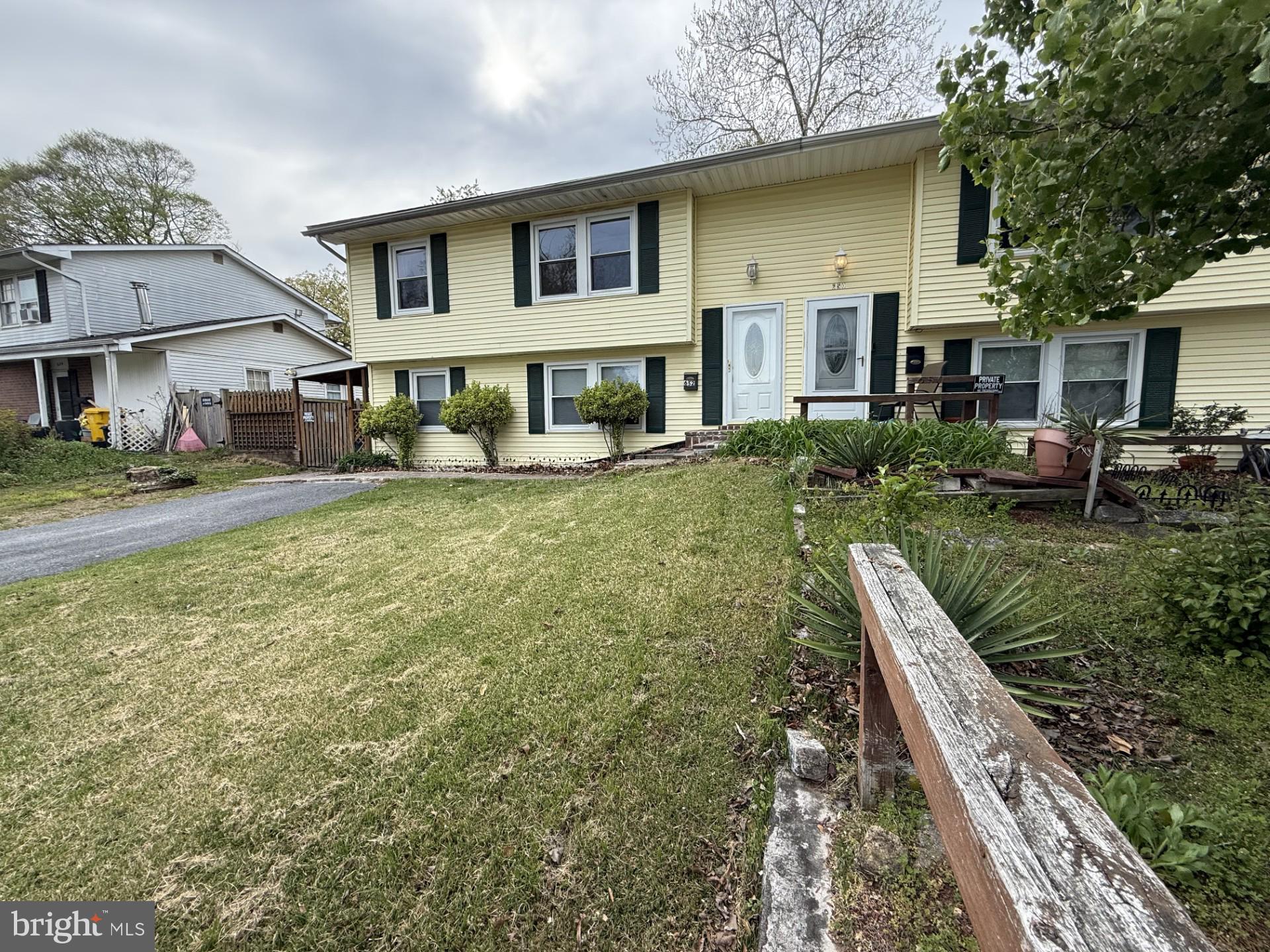 652 Chapelview Drive Odenton, MD 21113 - Photo 4 of 50 a front view of a house with garden
