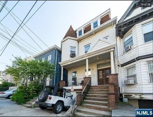 $1,785 | 207 Jewett Avenue, Unit 2, Jersey City, NJ 07304