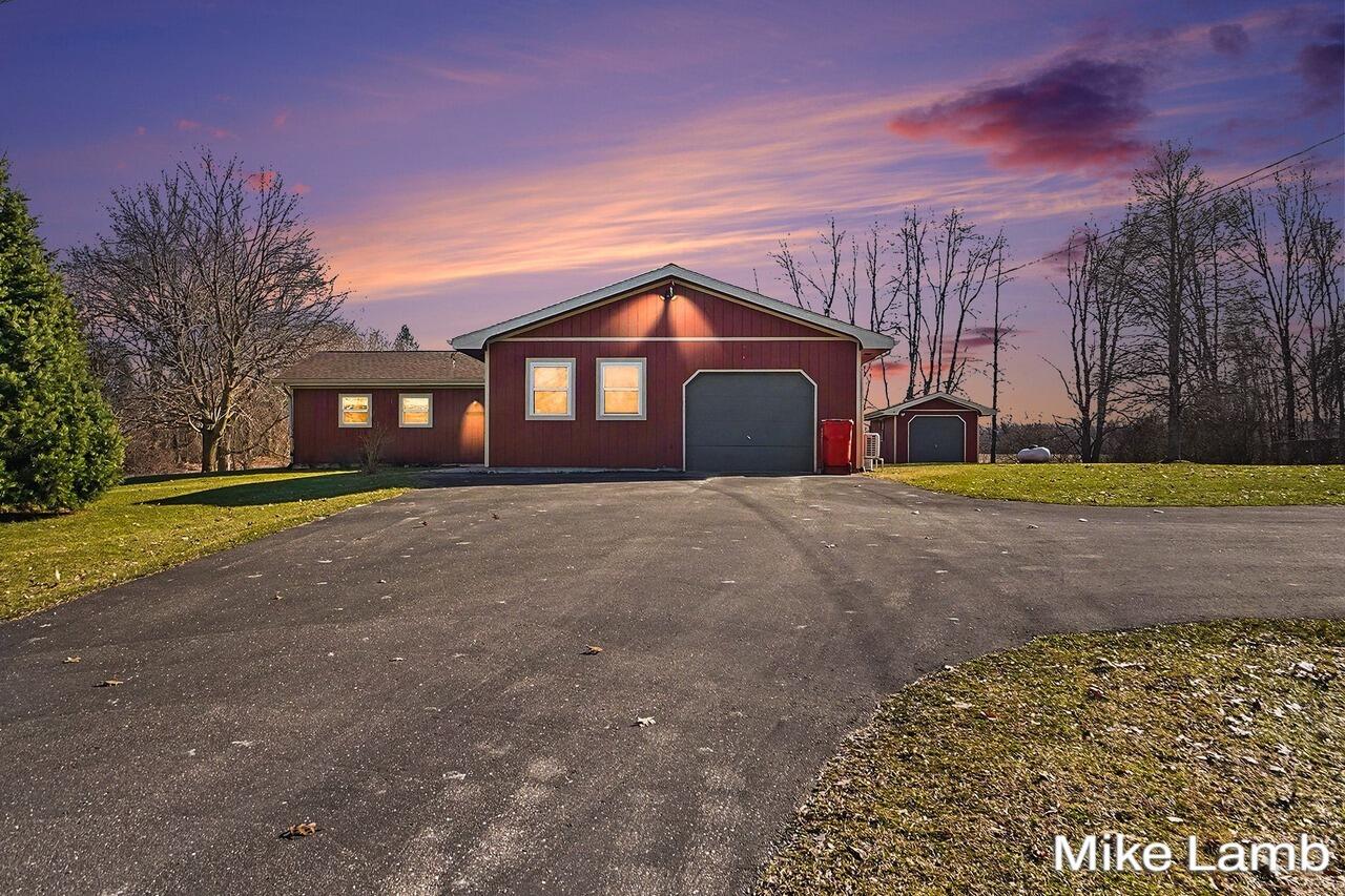 822 West 60th Street Newaygo, MI 49337 - Photo 1 of 32 001_file_9373