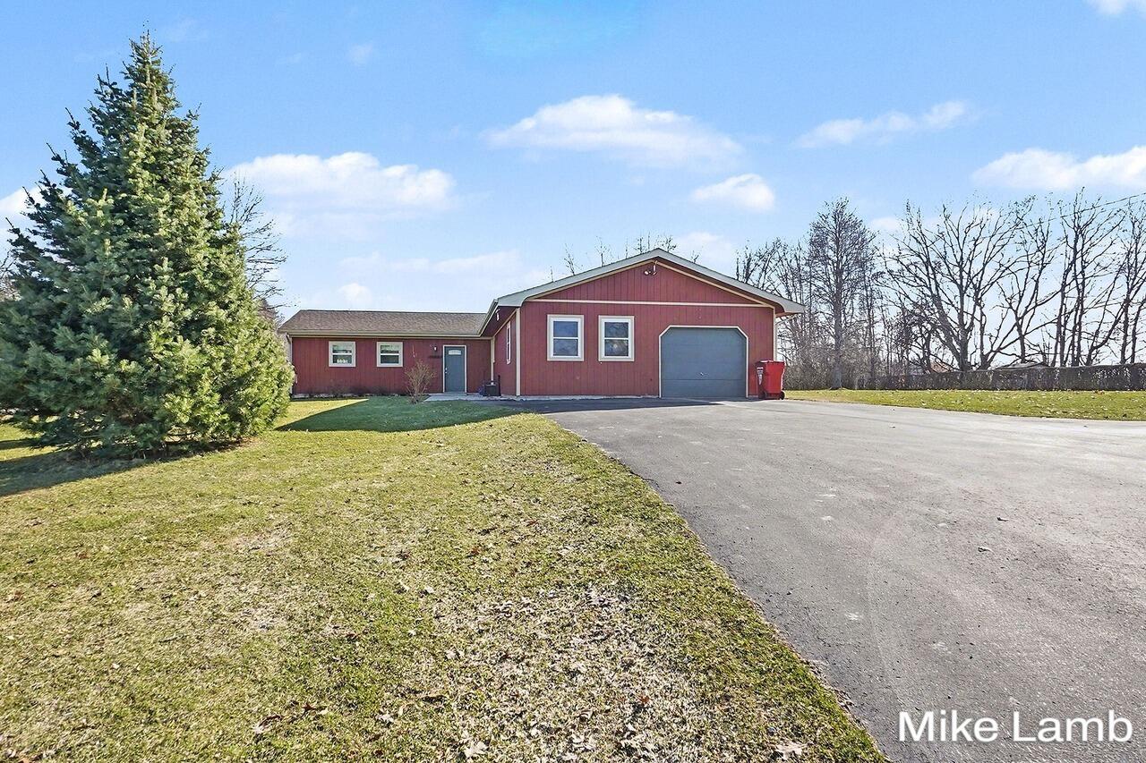 822 West 60th Street Newaygo, MI 49337 - Photo 2 of 32 008_file_6736
