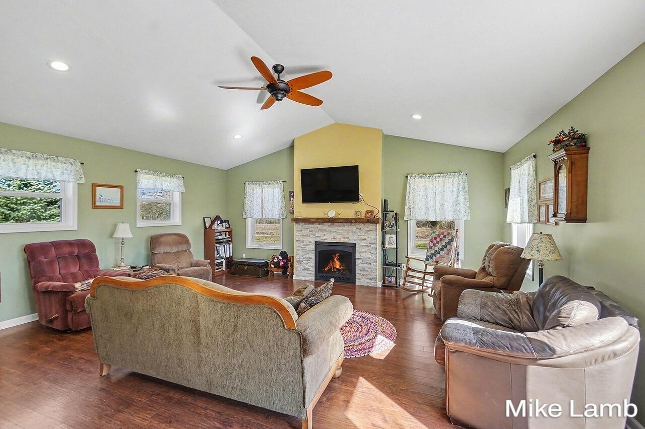 822 West 60th Street Newaygo, MI 49337 - Photo 8 of 32 012_file_8512