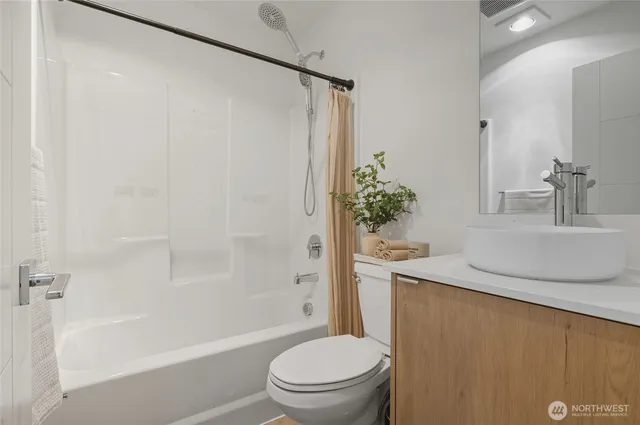 $3,200 | 3112 Northeast 120th Street, Unit R, Seattle, WA 98125