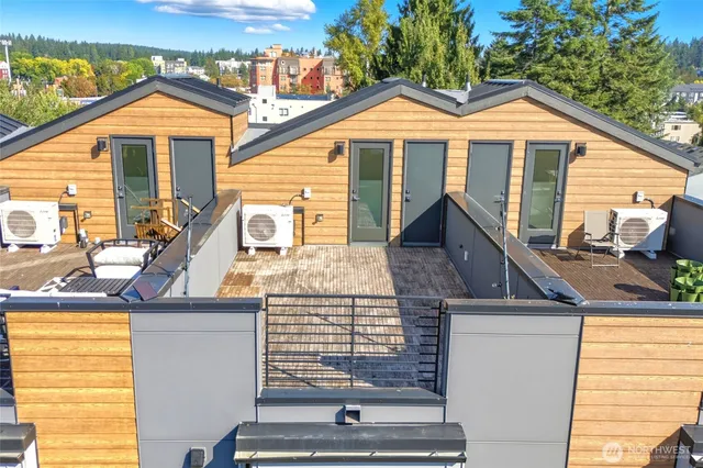 $3,200 | 3112 Northeast 120th Street, Unit R, Seattle, WA 98125