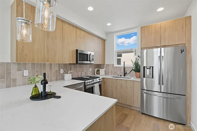 $3,200 | 3112 Northeast 120th Street, Unit R, Seattle, WA 98125