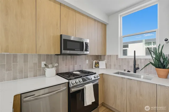 $3,200 | 3112 Northeast 120th Street, Unit R, Seattle, WA 98125