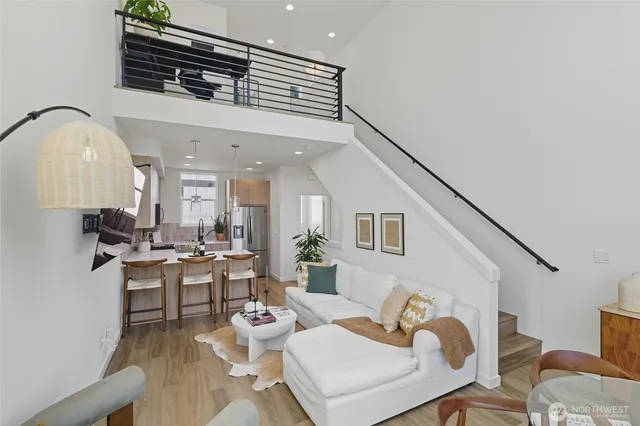 $3,200 | 3112 Northeast 120th Street, Unit R, Seattle, WA 98125