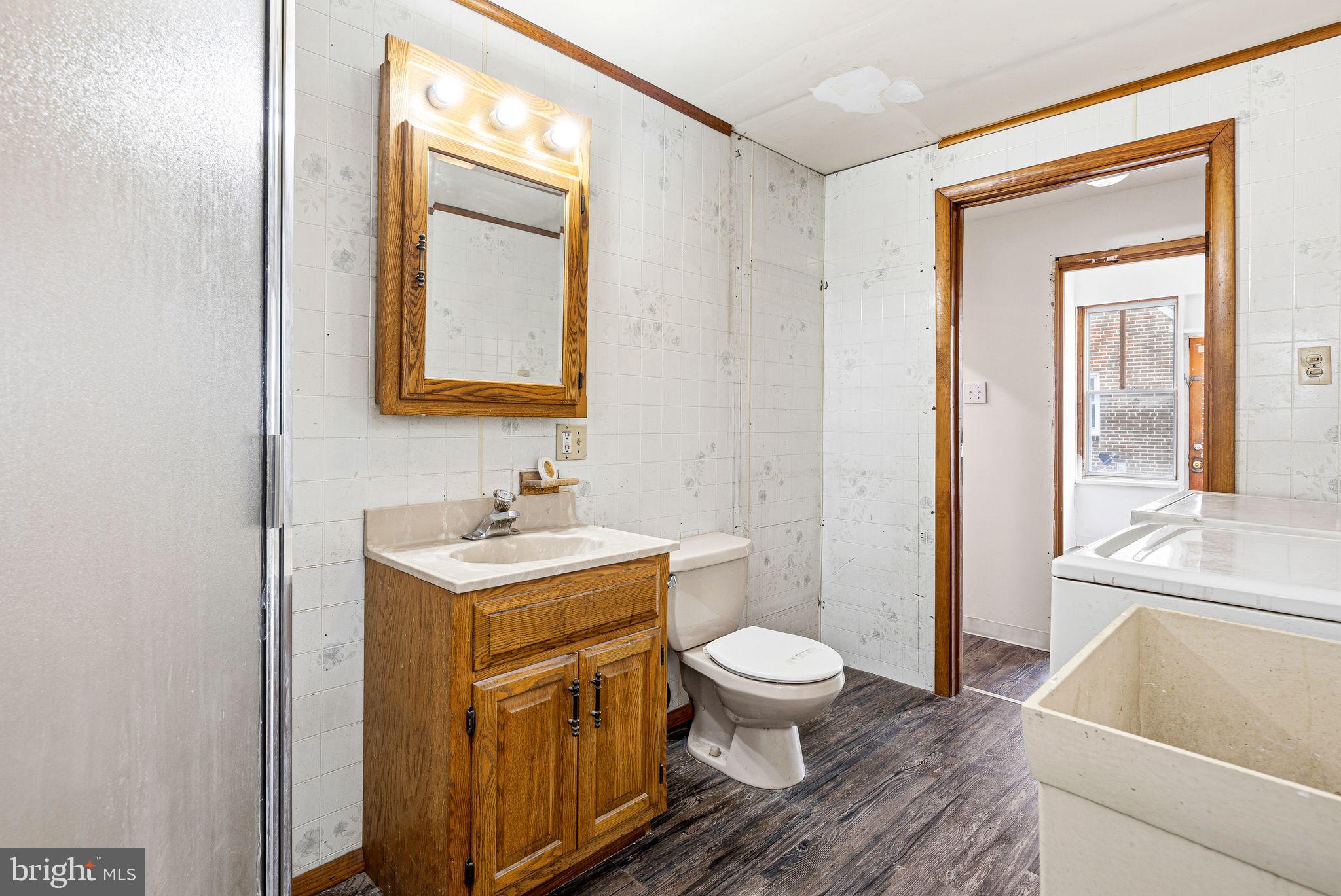 522 Amosland Road Morton, PA 19070 - Photo 11 of 28 First Floor bath