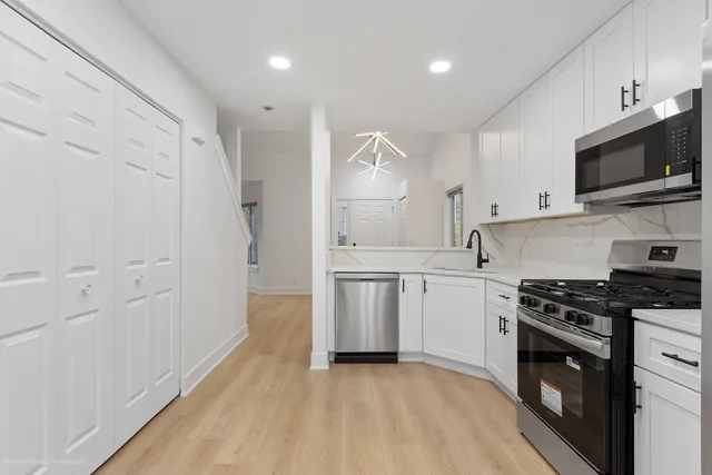 $294,900 | 372 Windsong Court, Bolingbrook, IL 60440