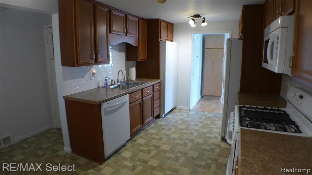 2290 Center Road Burton, MI 48509 - Photo 6 of 17