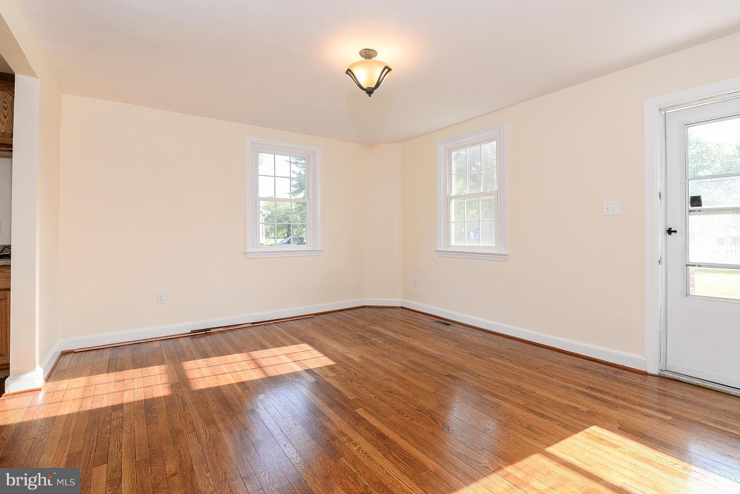 7902 Malcolm Road Clinton, MD 20735 - Photo 11 of 29 Living Room