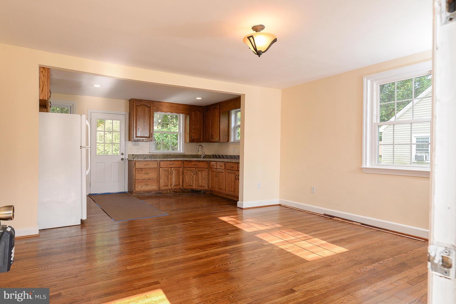 7902 Malcolm Road Clinton, MD 20735 - Photo 5 of 29 Living Room