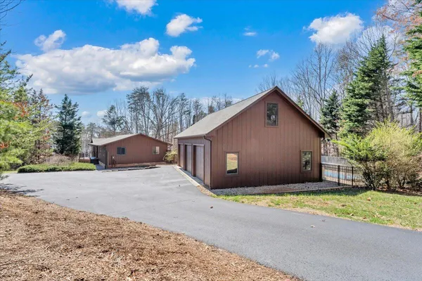 $524,888 | 103 Twin Cove Trail, Moneta, VA 24121
