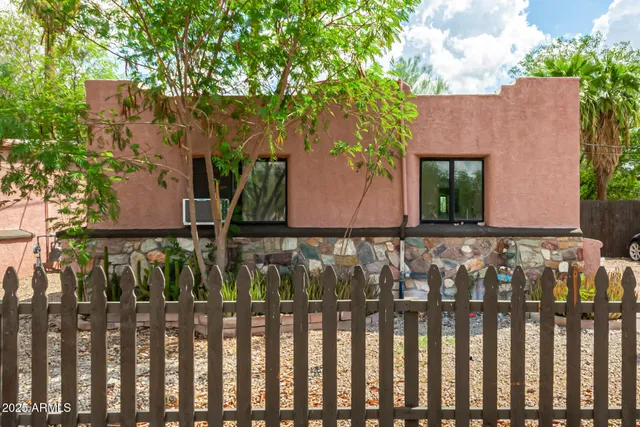a view of entrance gate of house