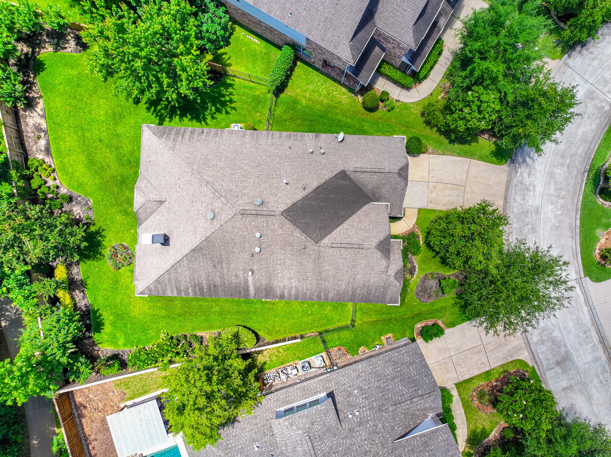 55 South Victoriana Circle Spring, TX 77389 - Photo 3 of 40 an aerial view of a house with a garden and a yard