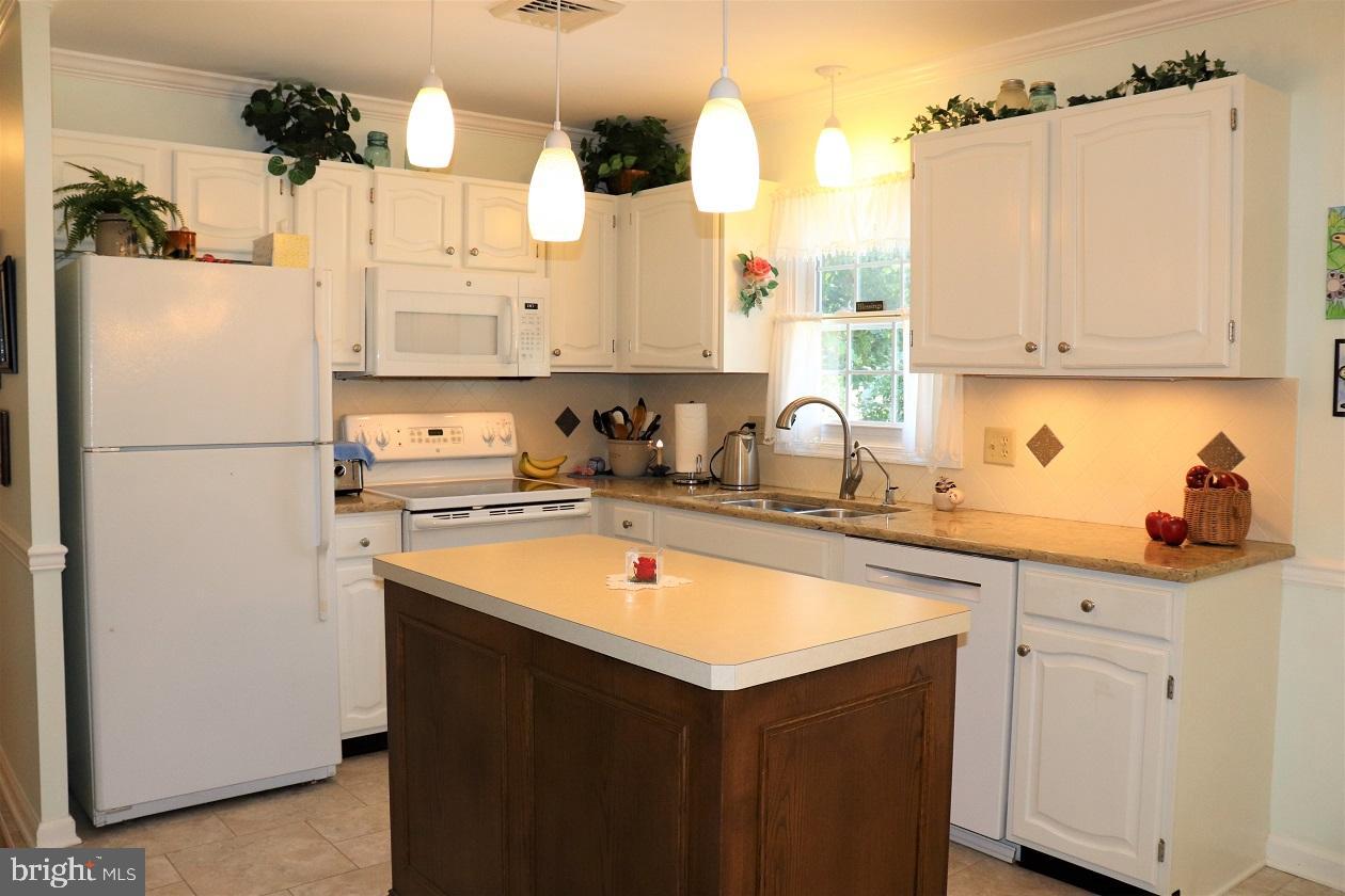 462 Willow Road Lancaster, PA 17601 - Photo 11 of 53 Kitchen w/Handy Center Island