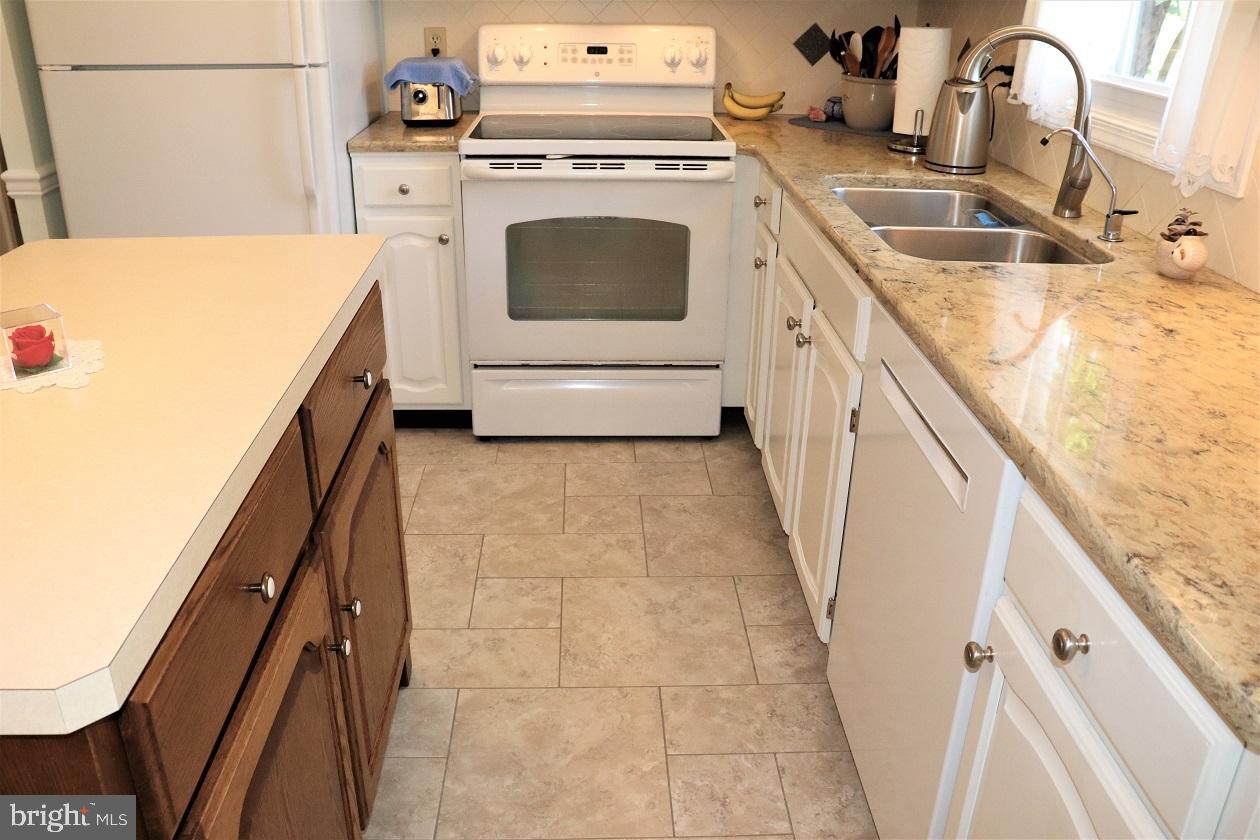 462 Willow Road Lancaster, PA 17601 - Photo 12 of 53 Kitchen w/Some Granite Countertops