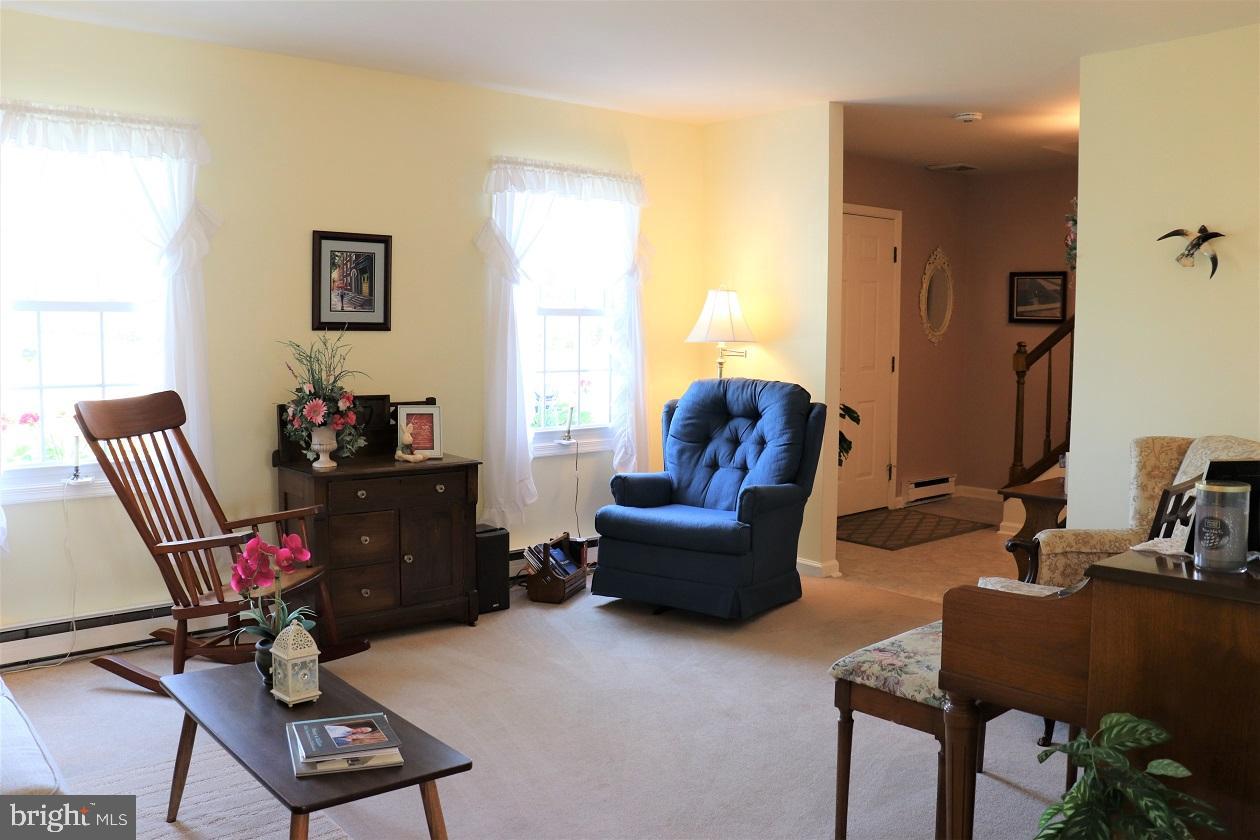 462 Willow Road Lancaster, PA 17601 - Photo 7 of 53 Bright & Cheery Living Room