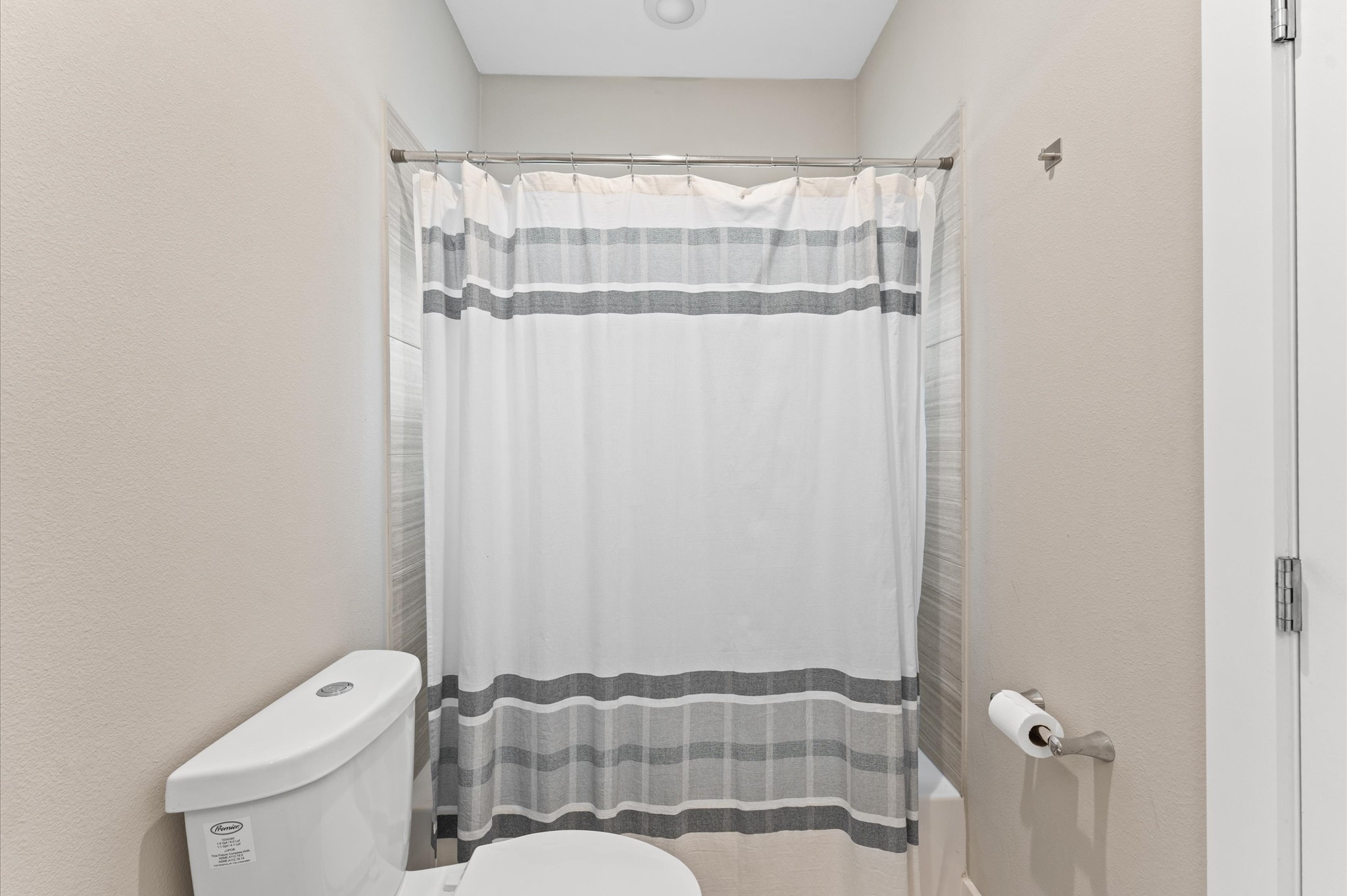 2422 Cochran Street Houston, TX 77009 - Photo 25 of 31 A Jack-and-Jill style full bath on the first floor is easily accessible to both bedrooms.