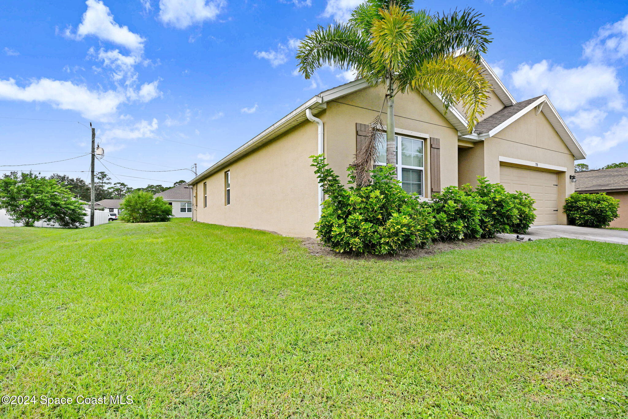 758 Fletcher Road Southeast Palm Bay, FL 32909 - Photo 4 of 35 3-web-or-mls-DSC_0595