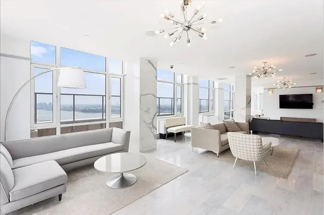 $4,000 | West 42nd Street | Hell's Kitchen