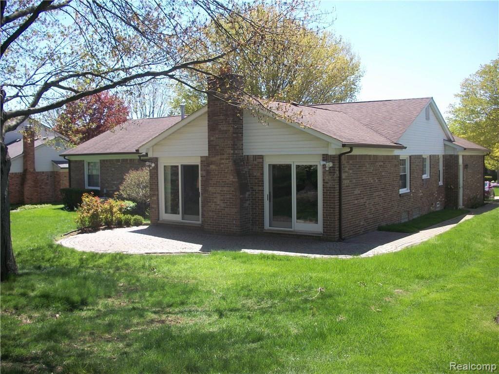 344 Lake Forest Road Rochester Hills, MI 48309 - Photo 2 of 12