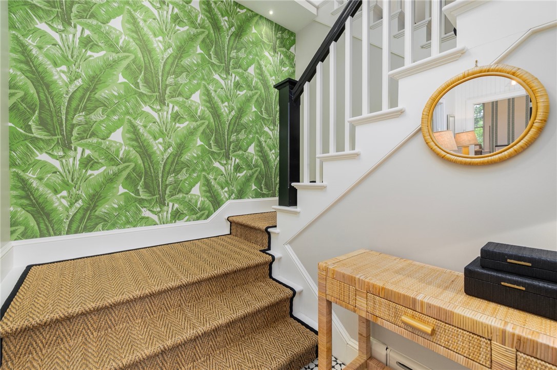 33 Beacon Hill Road Newport, RI 02840 - Photo 7 of 34