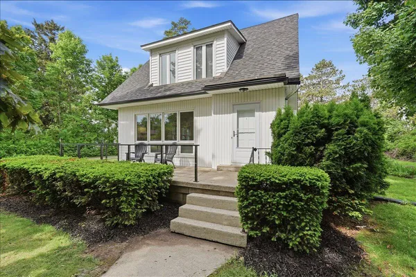 $579,900 | 7531 North Lake Drive, Fox Point, WI 53217
