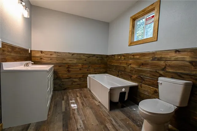 $285,000 | 8655 Southeast 54th Highway, Collins, MO 64738