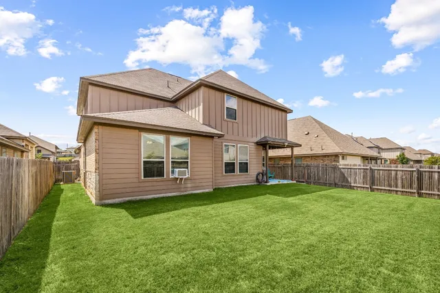 a view of a back yard