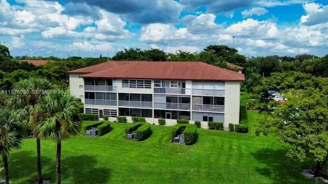 a view of a yard in front of house