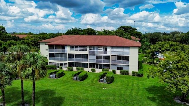 a view of a yard in front of house