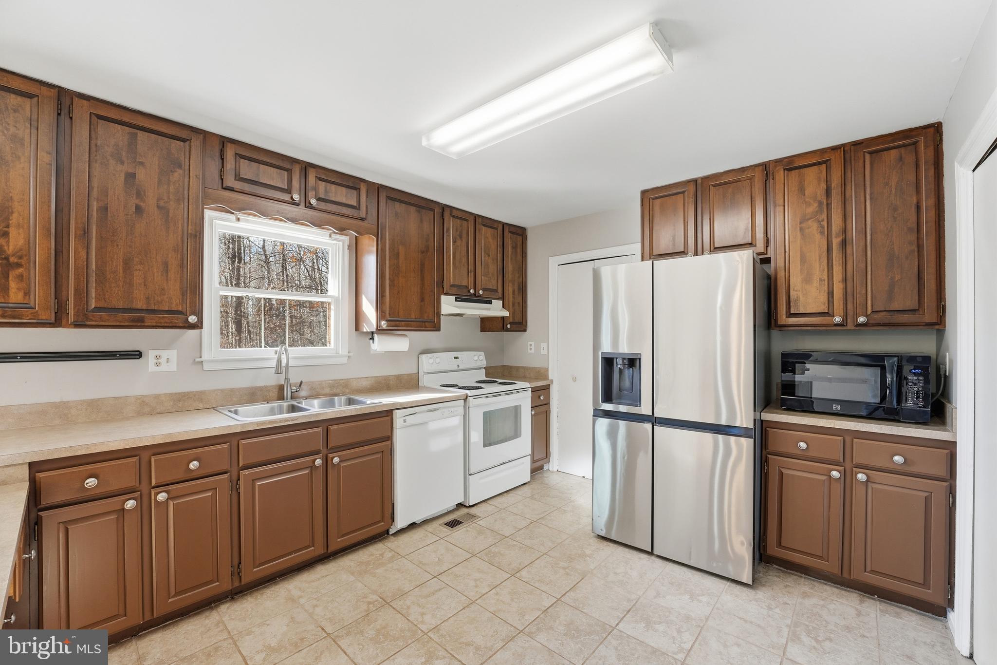 4431 Ringwood Road Nokesville, VA 20181 - Photo 6 of 14 a kitchen with sink cabinets and refrigerator