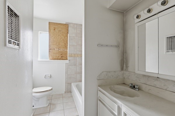 1655 Hawthorne Street Houston, TX 77006 - Photo 26 of 39 a bathroom with a sink toilet and shower