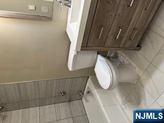 334 Grand Avenue, Unit 10 Leonia, NJ 07605 - Photo 6 of 10 a bathroom with a toilet a sink and bathtub