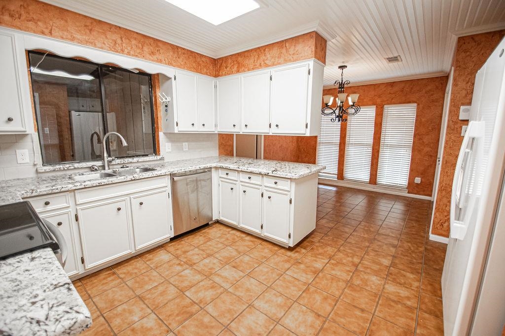 6235 Navajo Trail Beaumont, TX 77708 - Photo 6 of 32