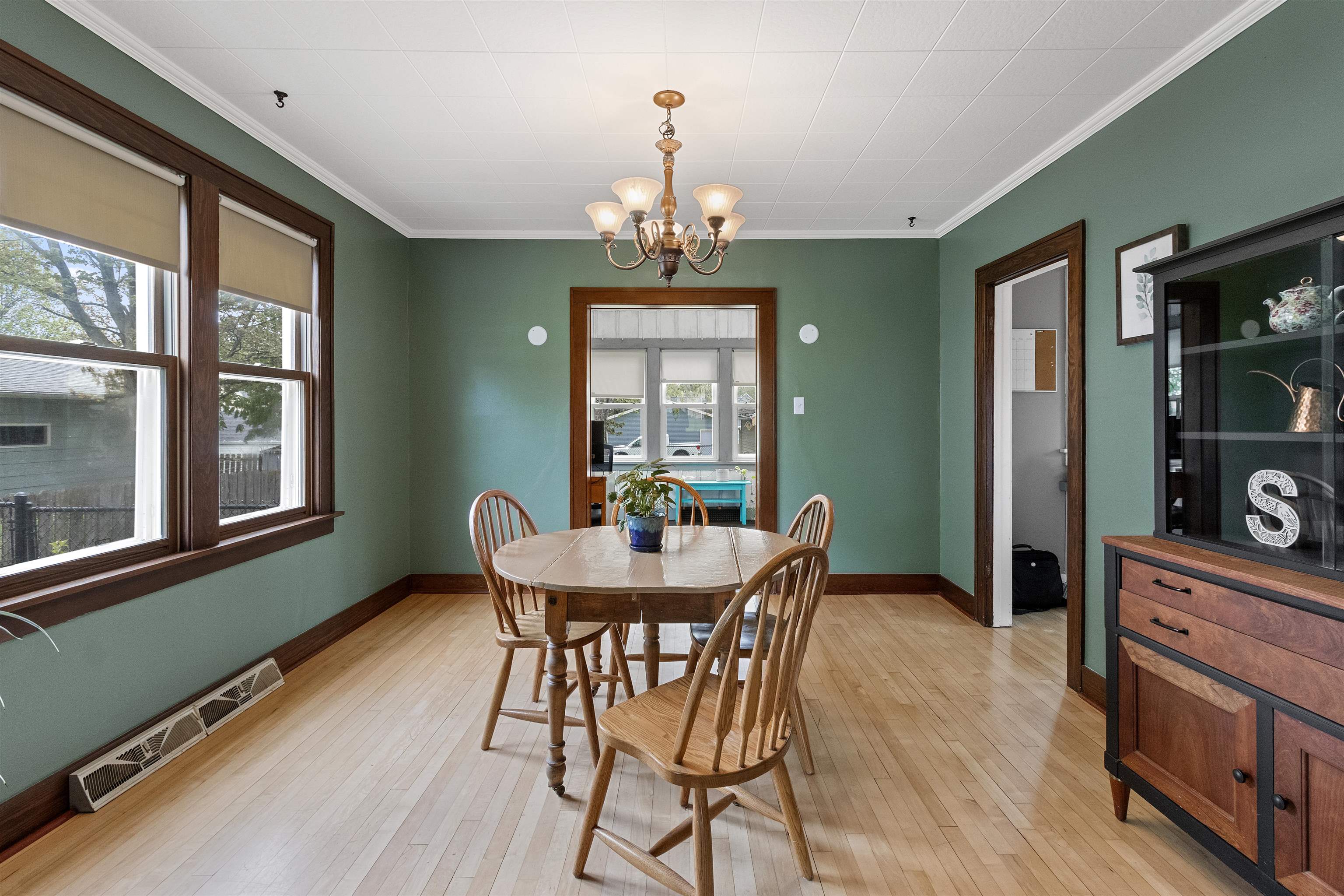 1311 Manila Street Manitowoc, WI 54220 - Photo 7 of 27