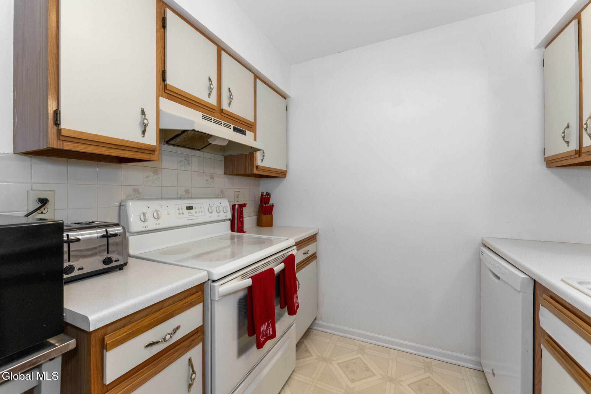 119 Fort Hunter Road Guilderland, NY 12303 - Photo 7 of 26 2 Kitchen 4