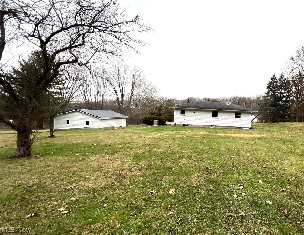 7912 Price Shaffer Road Hubbard, OH 44425 - Photo 3 of 23 Large private yard