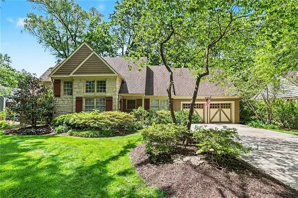 $825,000 | 8104 Lee Boulevard, Leawood, KS 66206