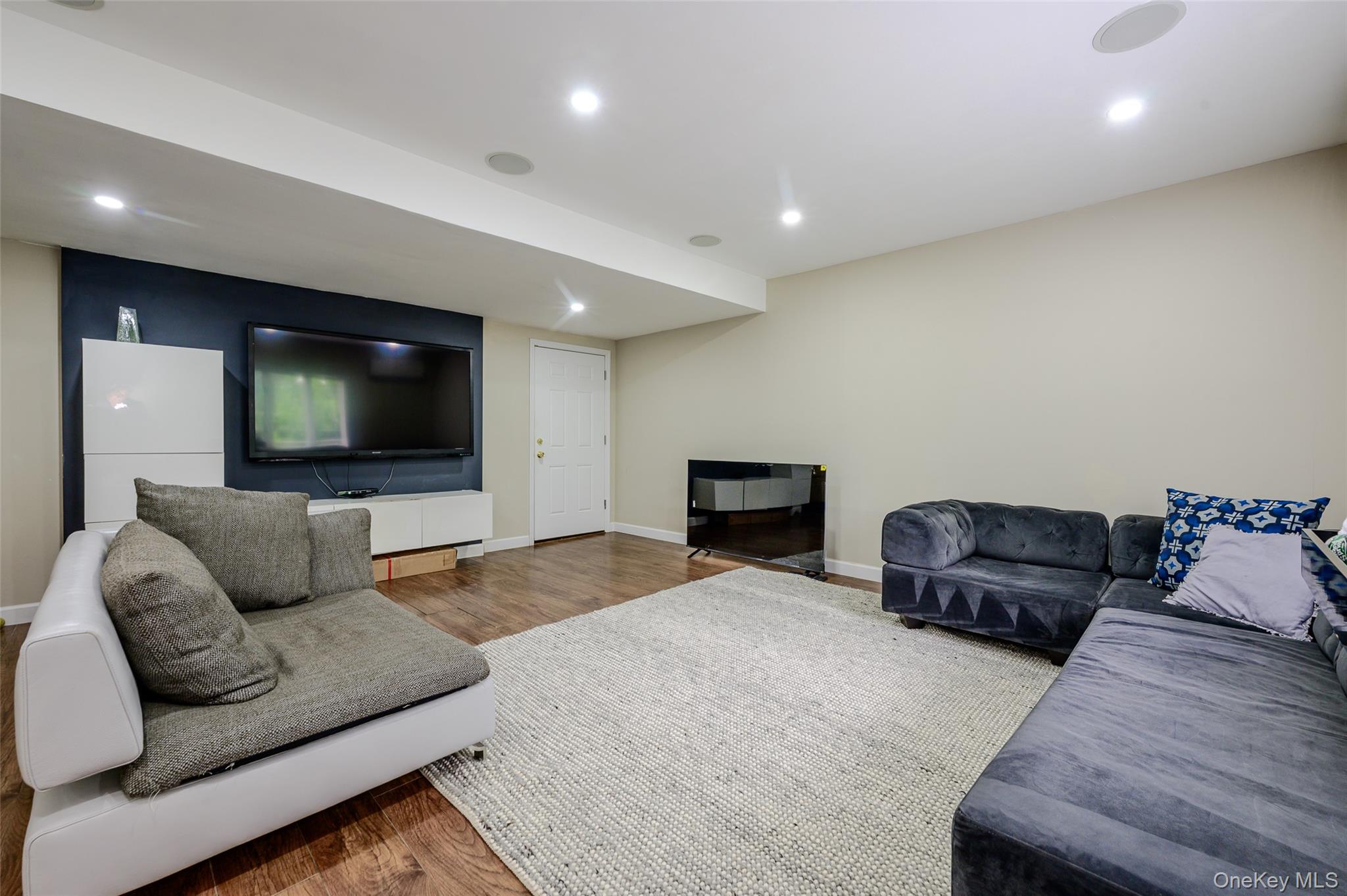 27 Ridge Drive East Great Neck, NY 11021 - Photo 8 of 38