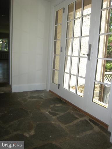 907 Old Oak Road Baltimore, MD 21212 - Photo 11 of 28 a view of an empty room with a window