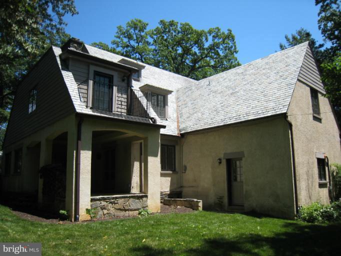 907 Old Oak Road Baltimore, MD 21212 - Photo 16 of 28 a front view of a house with garden