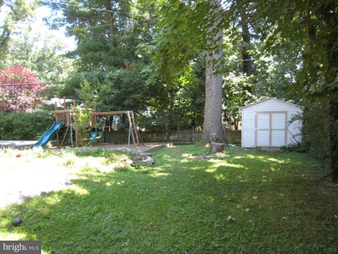 907 Old Oak Road Baltimore, MD 21212 - Photo 21 of 28 a backyard of a house with lots of green space