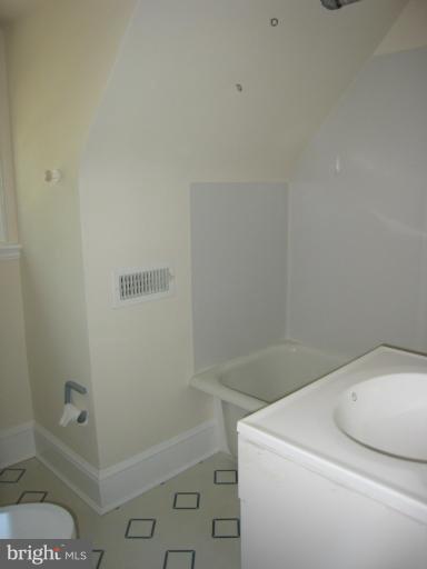907 Old Oak Road Baltimore, MD 21212 - Photo 25 of 28 a bathroom with a sink and bathtub