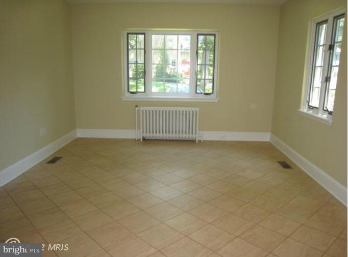 907 Old Oak Road Baltimore, MD 21212 - Photo 4 of 28 an empty room with a window