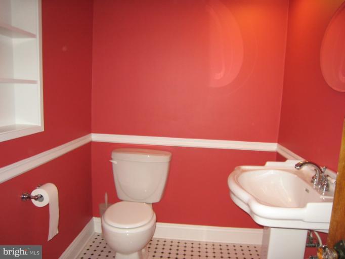 907 Old Oak Road Baltimore, MD 21212 - Photo 8 of 28 a bathroom with a toilet and a sink