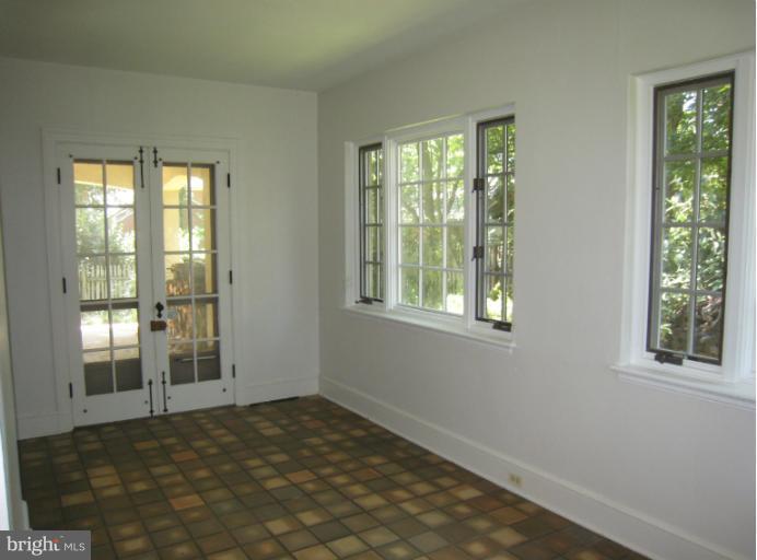 907 Old Oak Road Baltimore, MD 21212 - Photo 9 of 28 a view of an empty room with a window